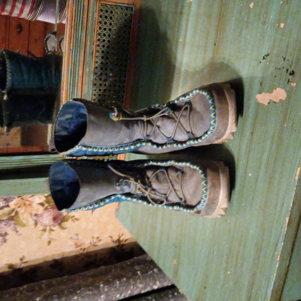 Size 7.5 North Face heatseeker boot. A little dirty but hardly any wear.